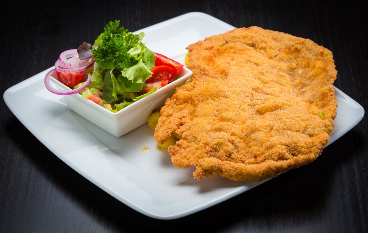 Goldbraunes Schnitzel mit Beilagen