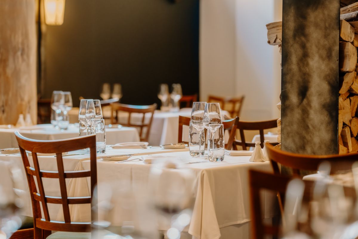 Lorbeer — Tischdekoration im modernen Wirtshaus