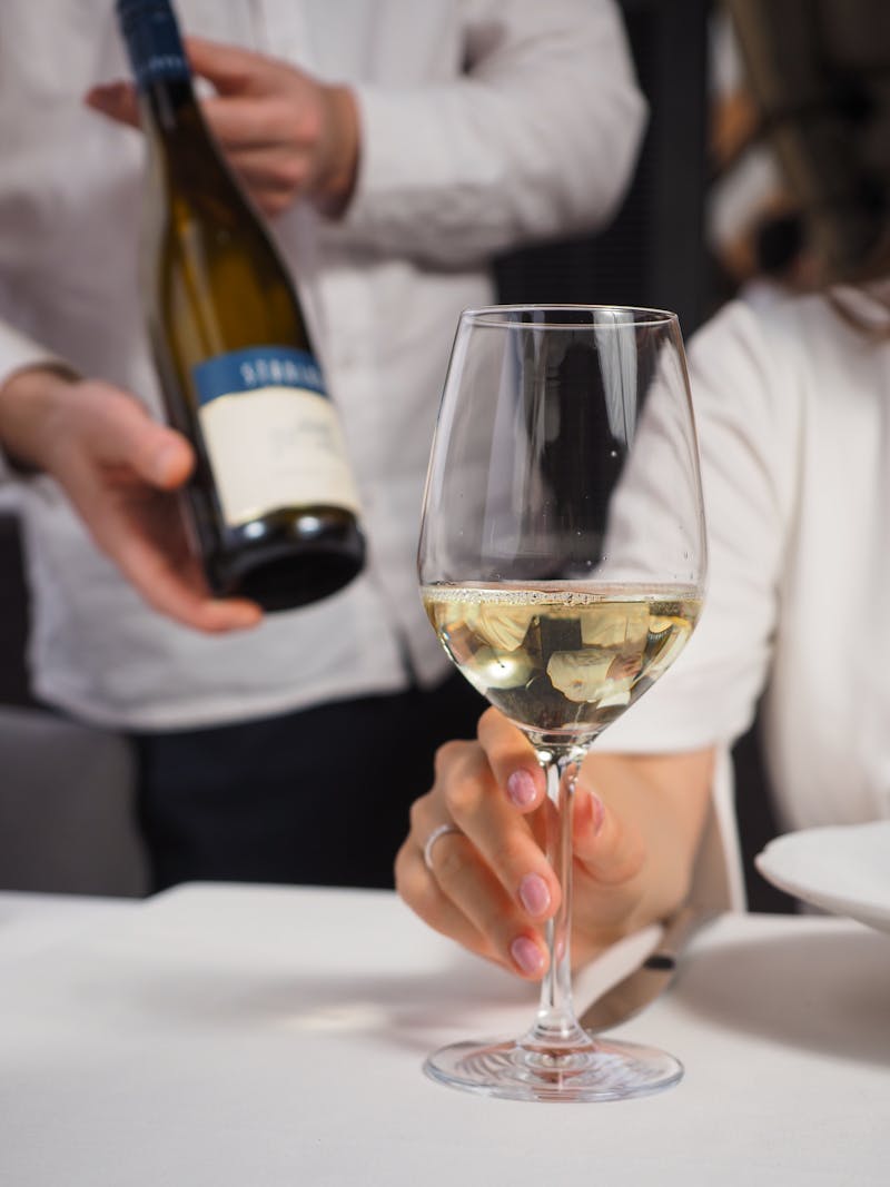 Einschenken von Wein im Lorbeer